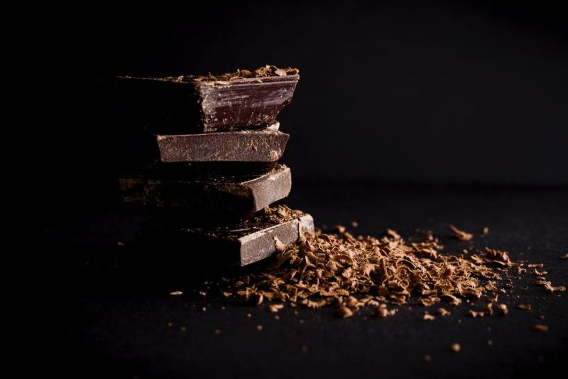 Trozos de chocolate amargo apilados.